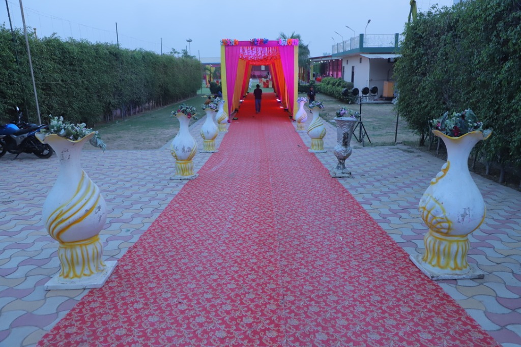 Mohan Vatika Red Carpet Walkway with Floral Vases